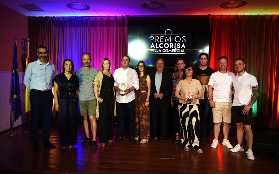 Premiados junto con las autoridades en la V Gala Villa Comercial de Alcorisa. / Tomas Montero