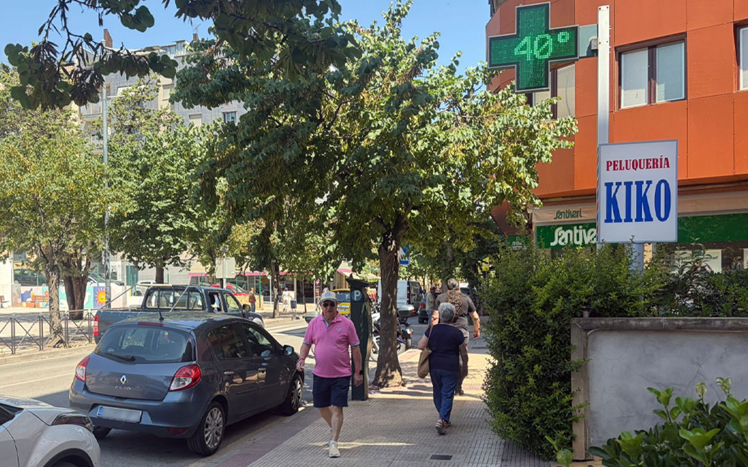 Termómetro en la avenida Aragón de Alcañiz marcando los 40 grados este viernes. / L.C