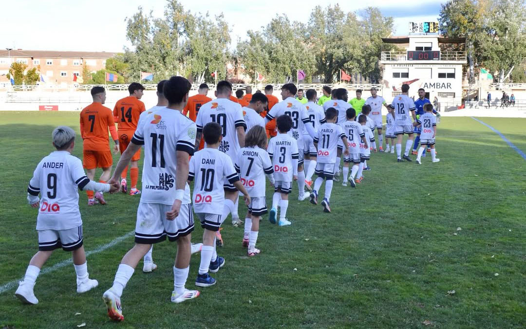 Los jugadores del primer equipo entrando al terreno de juego de la mano de niños / @andorraclubfutbol