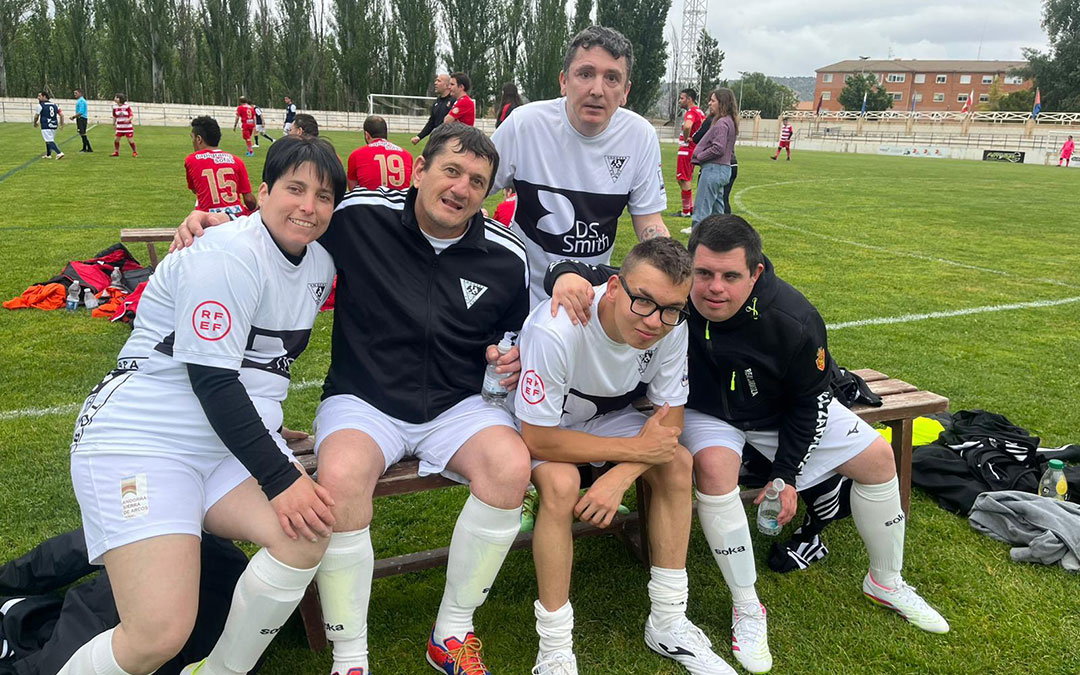 Algunos de los integrantes del Andorra C.F. en el banquillo / Cedida