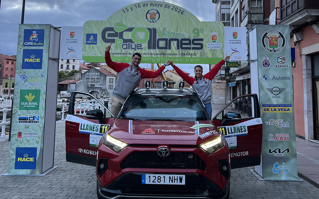 Foto de equipo en la meta del Eco Rallye Villa de Llanes / Cedida