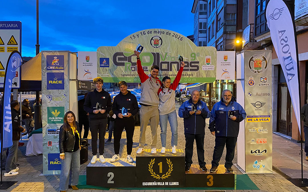 Laura Aparicio y Jorge Garcés en el podio del Eco Rallye Villa de Llanes / Cedida