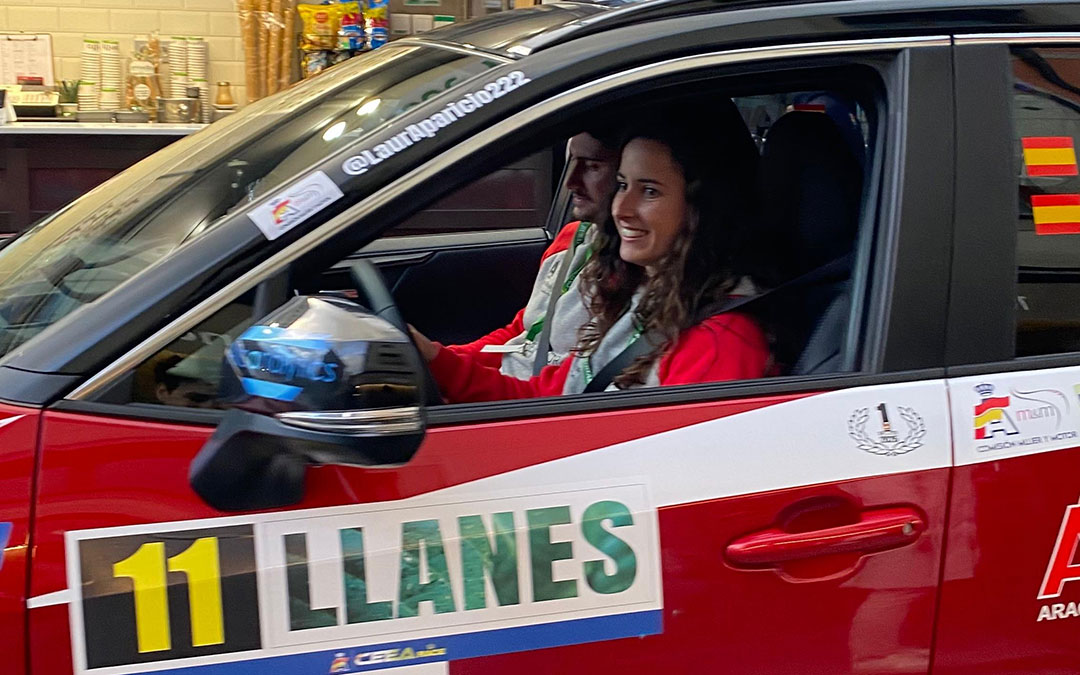 La alcañizana al volante de su Toyota RAV4 / Cedida