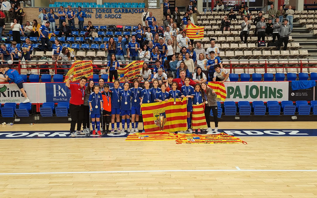El combinado aragonés junto a familiares en la grada / Cedida
