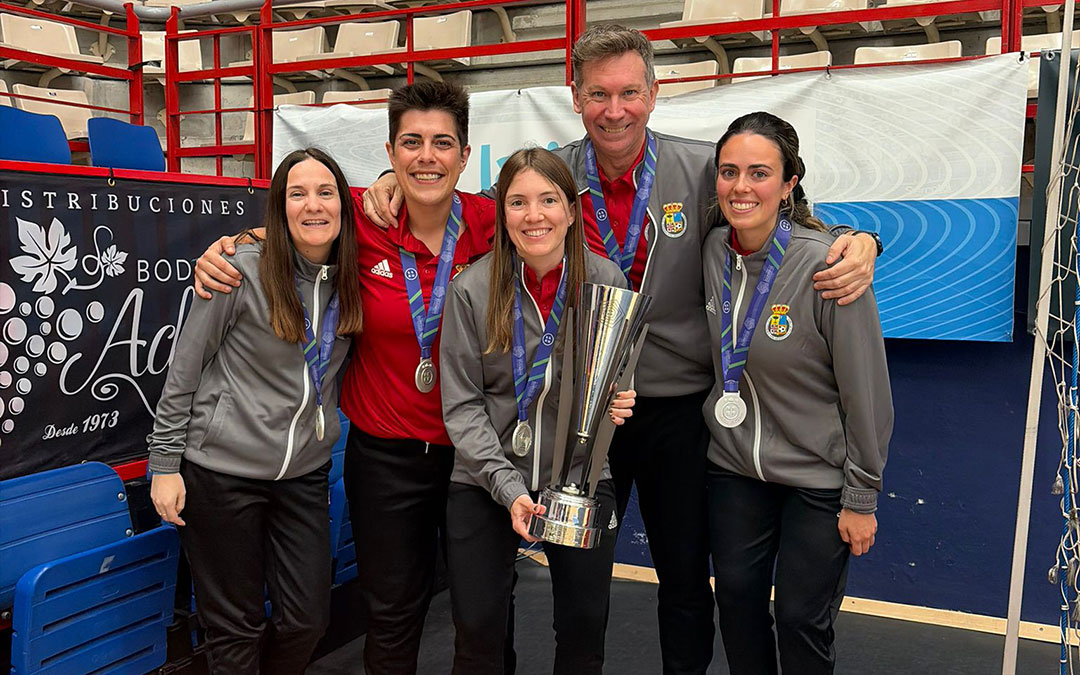 El cuerpo técnico aragonés con el trofeo de subcampeón del Campeonato de España / Cedida