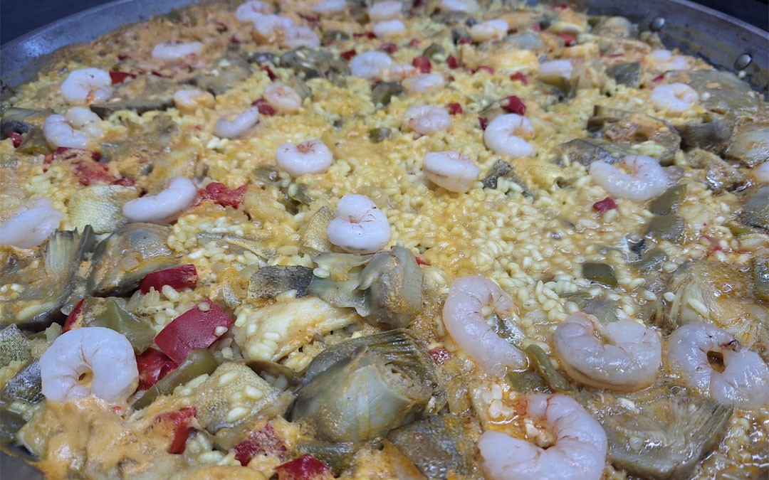 Arroz de bacalao, alcachofas y gambas./ Manuel Barrau
