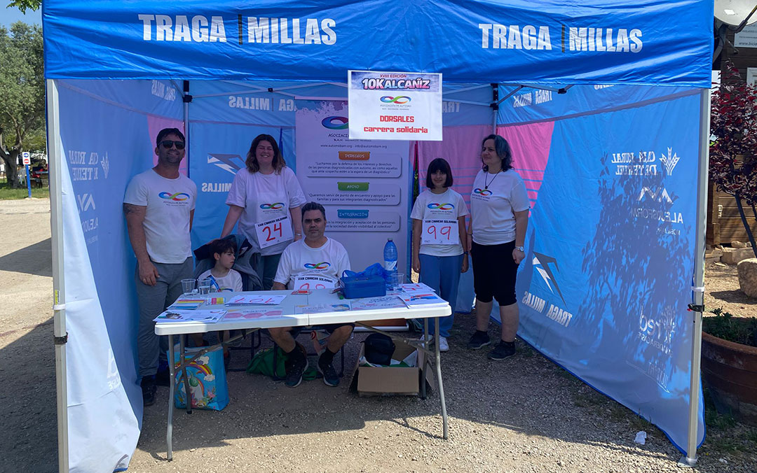 La Asociación de Autismo del Bajo Aragón-Matarraña B.A.M. durante la jornada en La Estanca / Jesús Burgos
