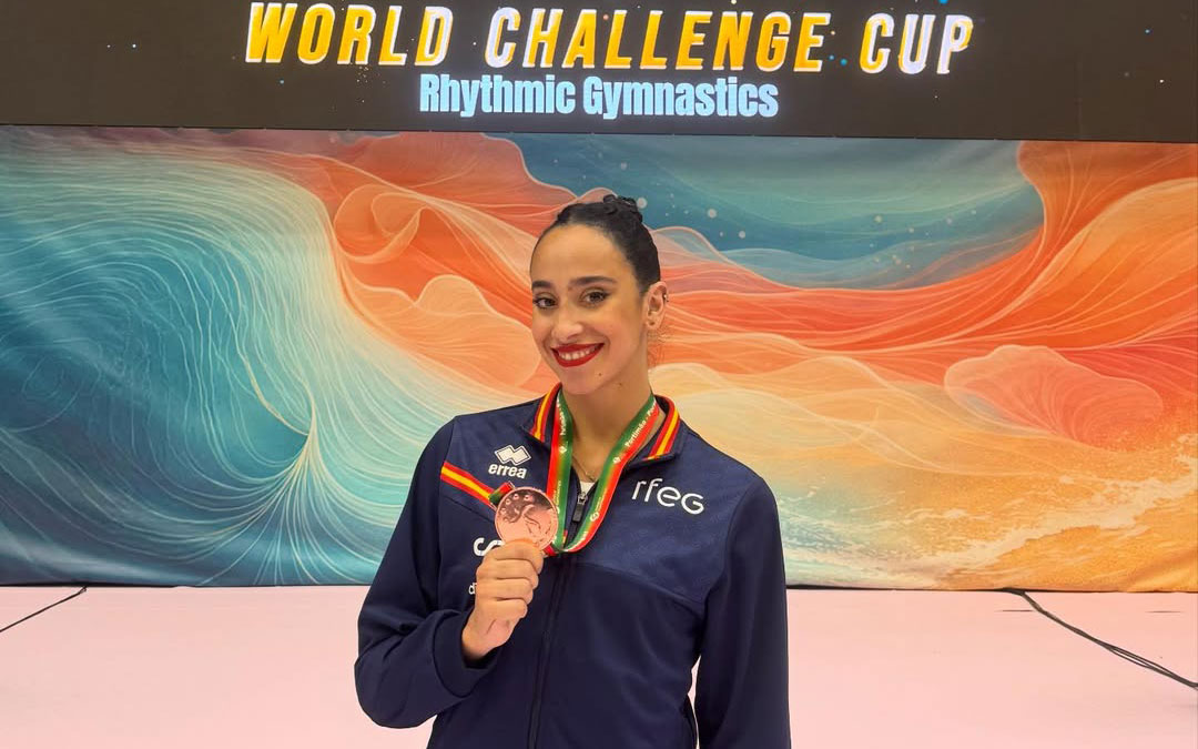 Alba Bautista posa con su medalla de bronce en la Copa del Mundo Challenge / @albabautistta
