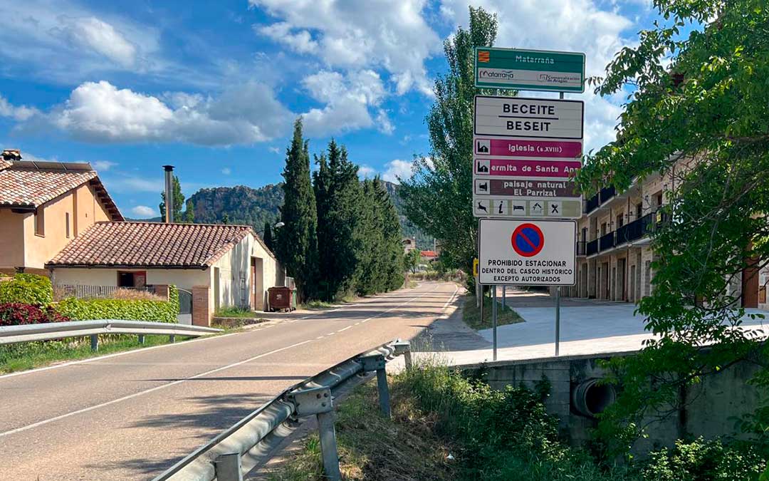 Cartel a la entrada de Beceite que indica la prohibición de estacionar para vehículos de no residentes / Ayto.