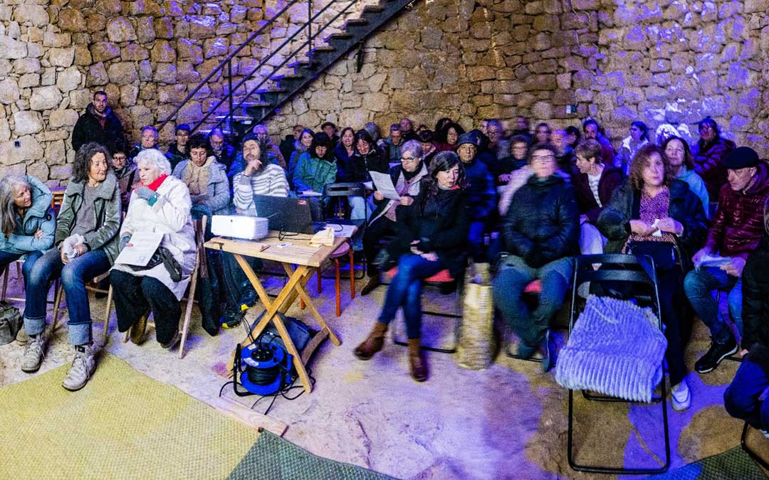 Proyección dentro de la Nevera de Belmonte de EcoZine 2026. / Casa-jardín Planeta Filou - Ayto. Belmonte