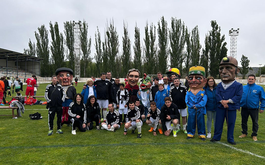 Los andorranos junto a los cabezudos que dieron ambiente a la jornada / Cedida