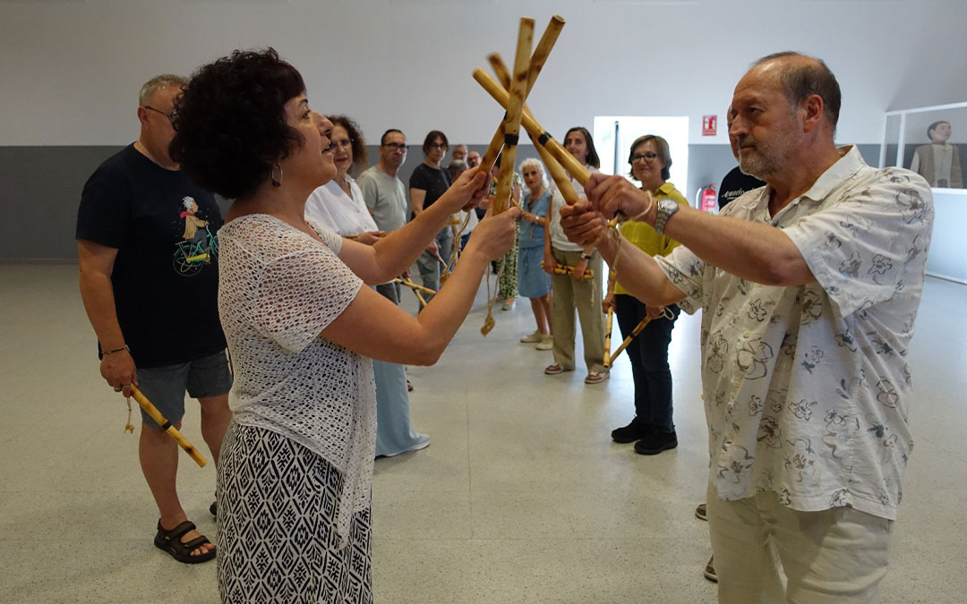 Taller de 'cañoteao' en La Puebla de Híjar./ Concha Breto