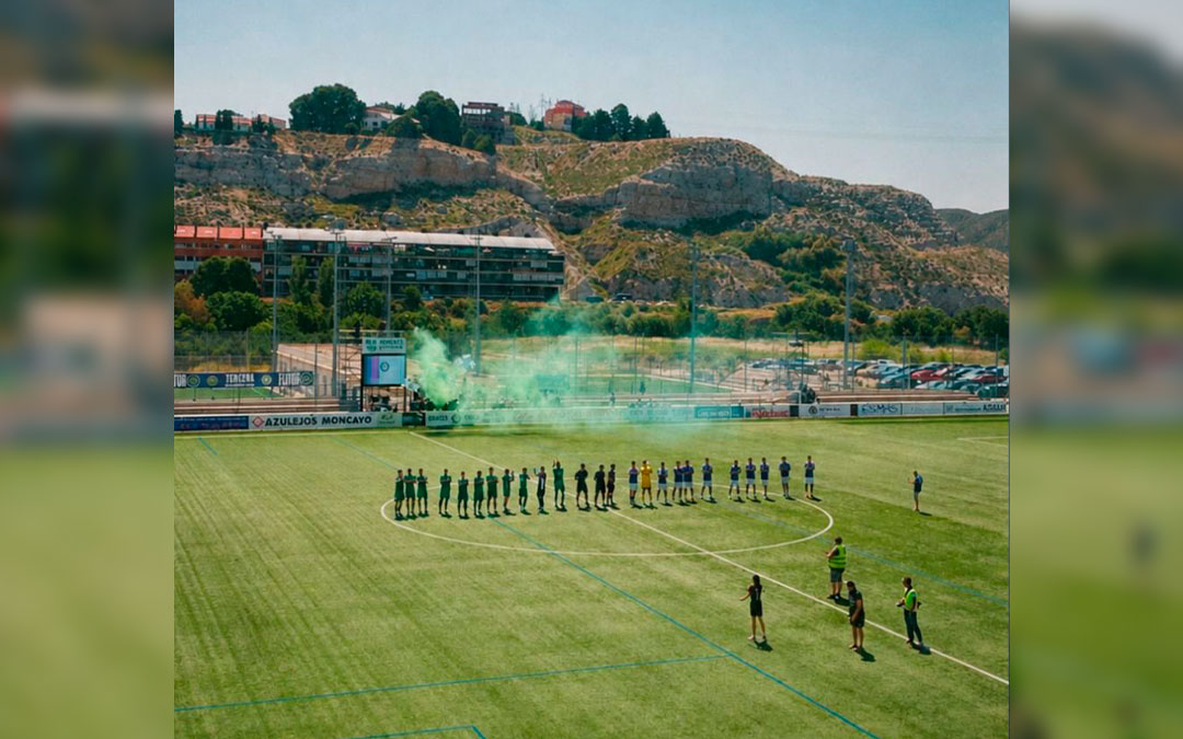 Los dos equipos en el campo del Cuarte C.D./ Instagram Cuarte C.D.