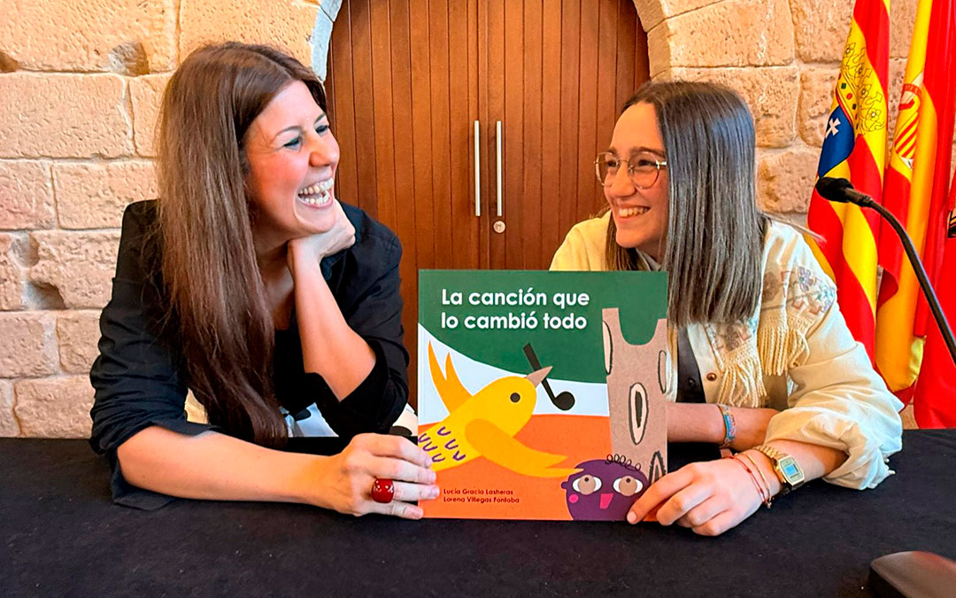 Lucía Gracia Lasheras y Lorena Villegas Fontoba, encargadas de la redacción del cuento y sus ilustraciones. / Susana Campos