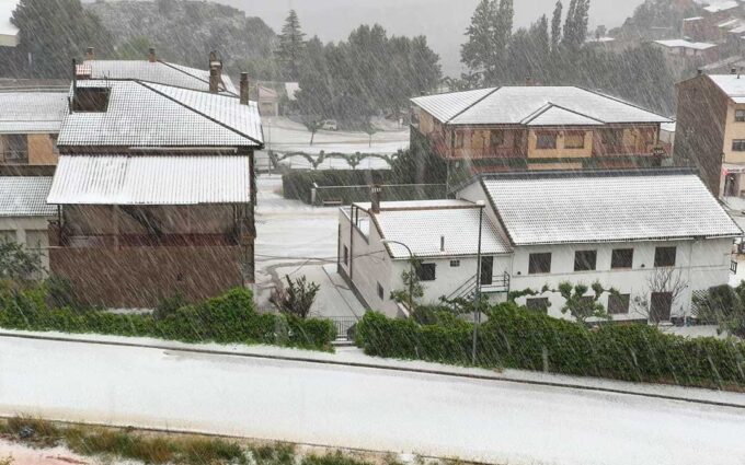 Una granizada histórica cubre Castellote de blanco: «Nunca habíamos visto una tormenta así. Tuvimos que llamar a una quitanieves»