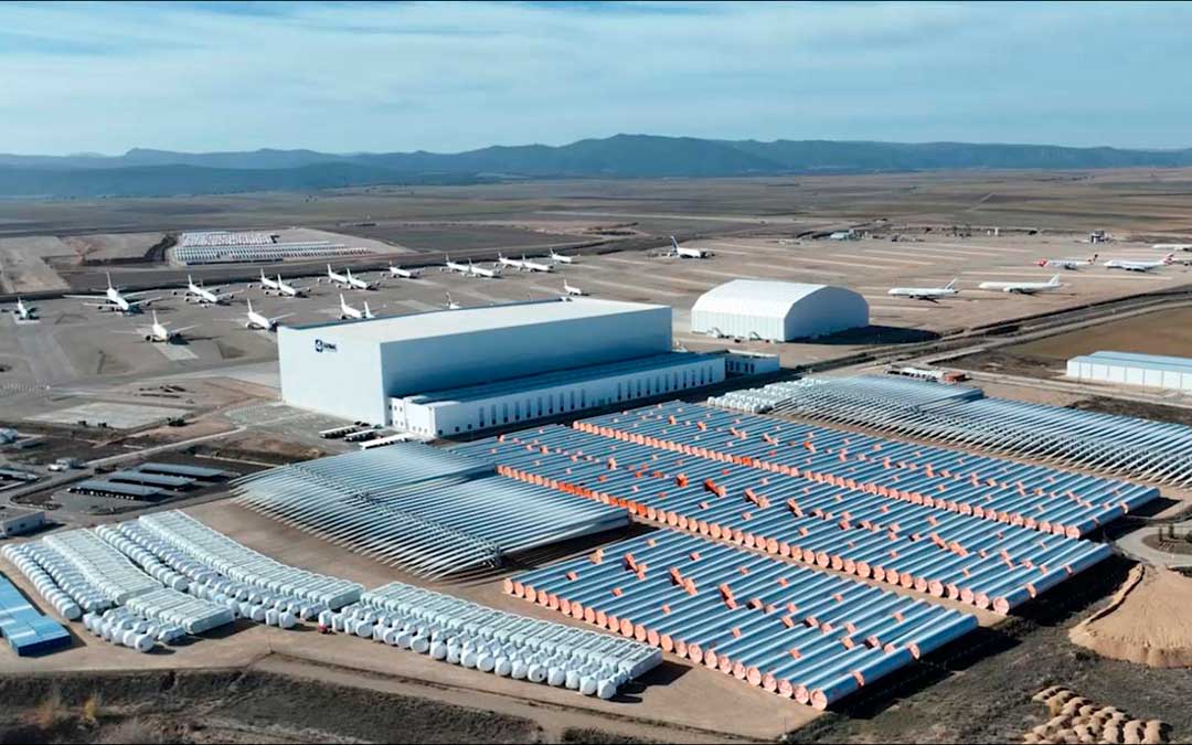 Los componentes de los aerogeneradores se acumulan en el Aeropuerto de Teruel. / VIENTO ALTO