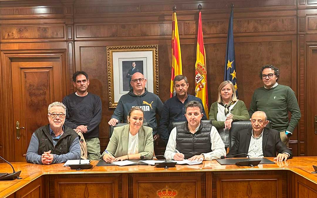 Momento de la firma de cesión para la Comunidad. / AYTO CALANDA