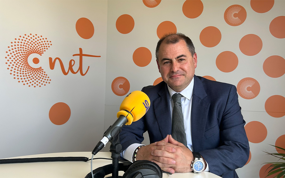 David Gutiérrez, director general de la Caja Rural de Teruel, en el estudio de Radio La Comarca./ L.O.