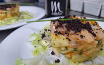 Ensalada de patata con bacalao marinado y olivas negras