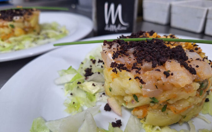 Ensalada de patata con bacalao marinado y olivas negras