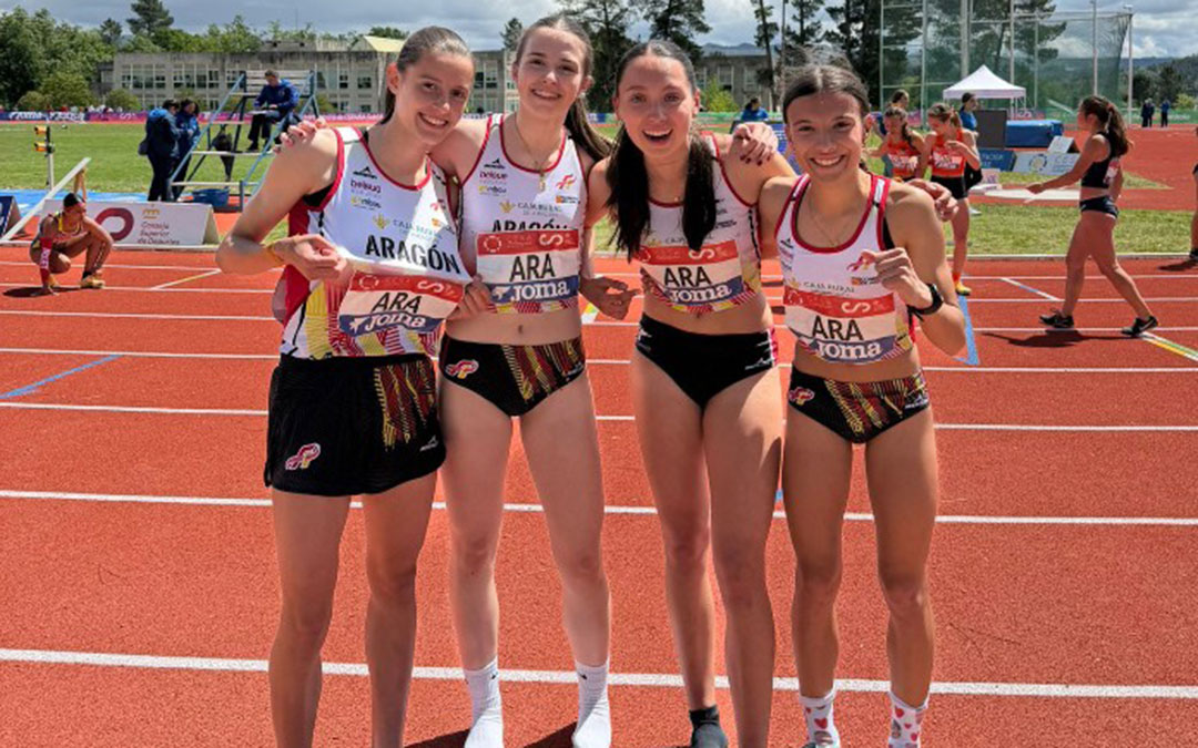 El equipo femenino de Aragón de relevo 4x300 que se colgó el oro / Cedida