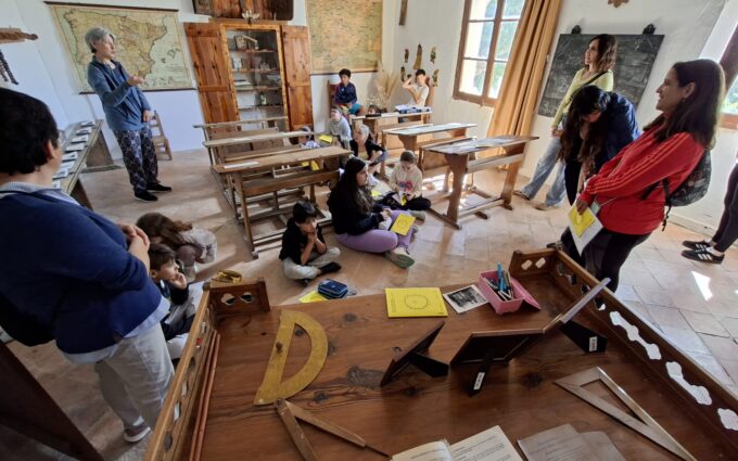 Los niños vuelven a la antigua escuela de Dos Torres de Mercader a través de una actividad artística