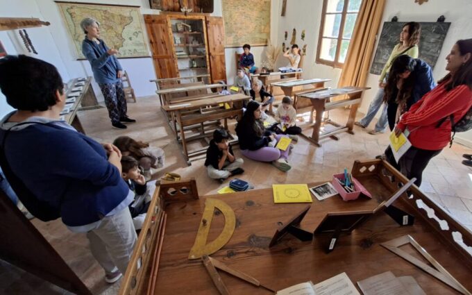 Los niños vuelven a la antigua escuela de Dos Torres de Mercader a través de una actividad artística