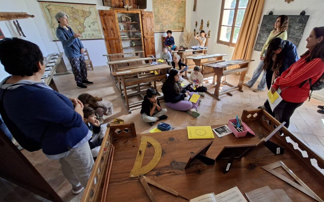 La primera de las acciones tuvo lugar en la antigua escuela de Dos Torres de Mercader recreada en el lugar que ocupó, en el salón municipal / Comarca Maestrazgo