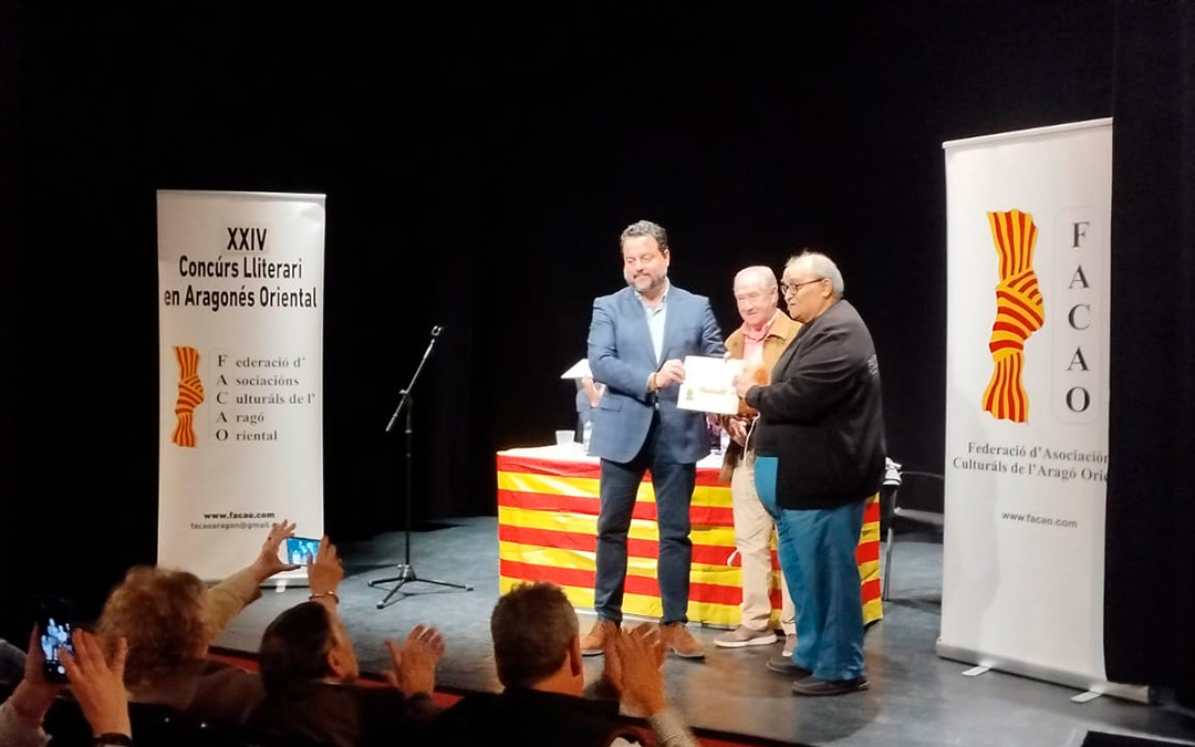 El ganador del concurso, Jesús Carlos Anglés Vidal, de Fórnoles, recibe el primer premio de manos del diputado de Vox David Arranz / Facao