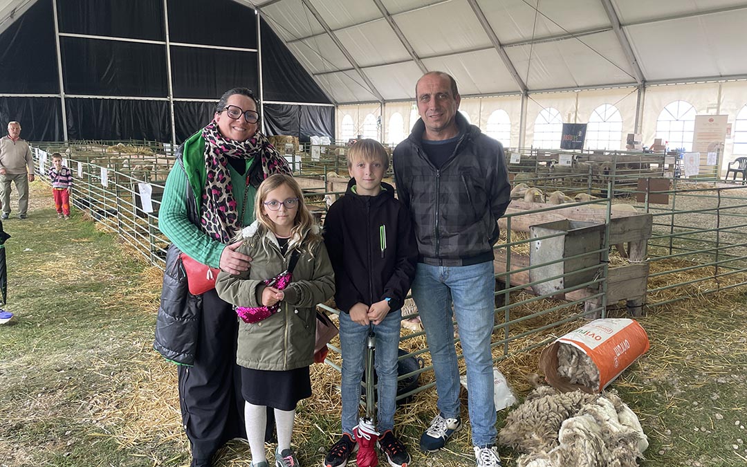Mayores y pequeños han descubierto las razas ovinas del territorio./ S.F.