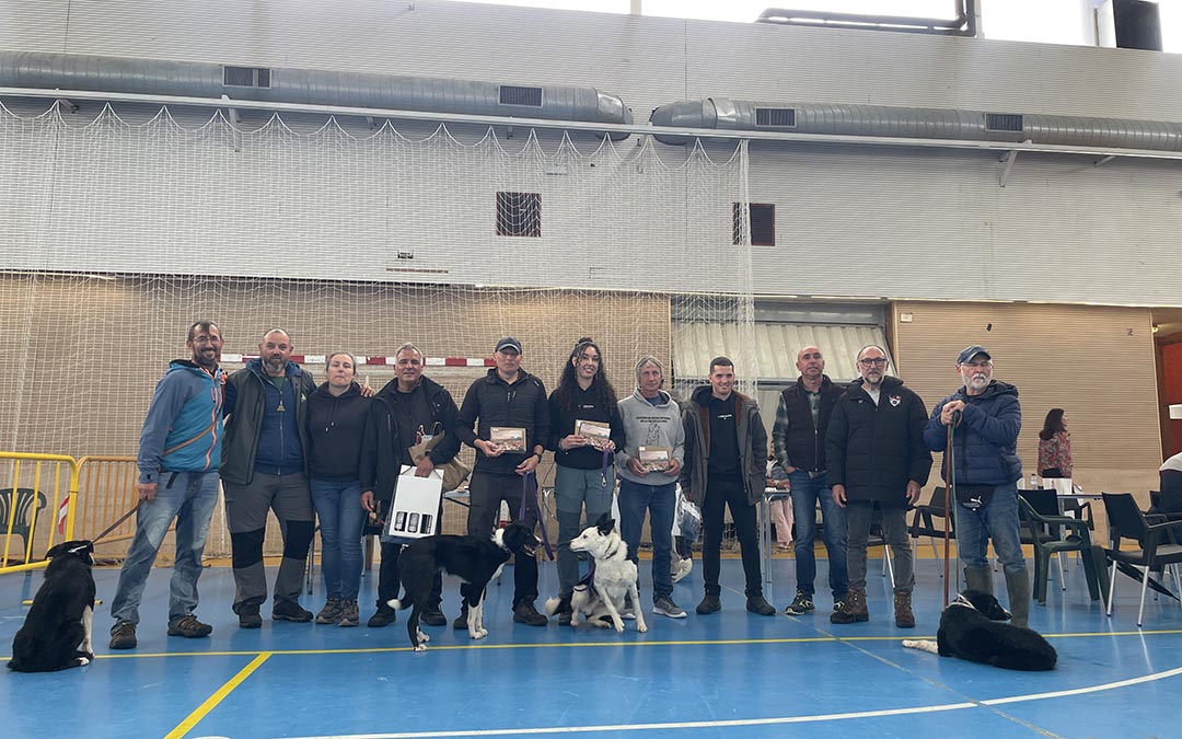 Foto de familia de los participantes en el certamen de perros pastores./ S.F.