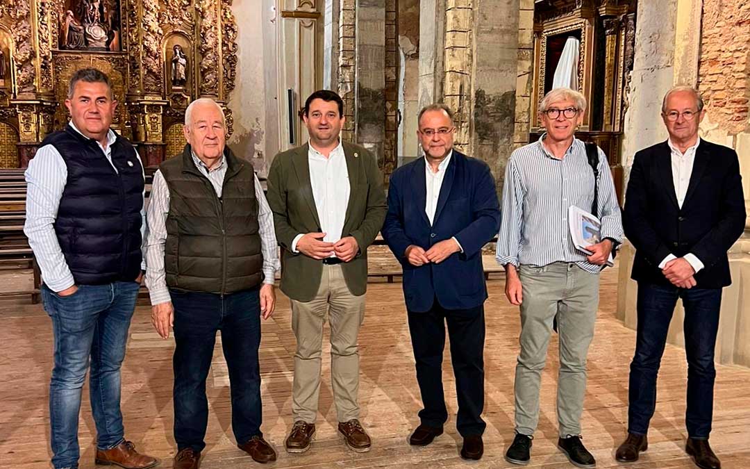 Representantes de ambas instituciones visitaron las obras de la Iglesia. / AYTO ALCAÑIZ