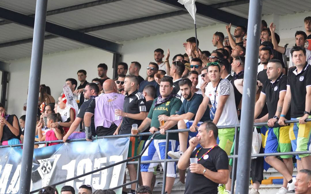 Los seguidores del Andorra Club de Fútbol en las gradas del estadio / @andorraclubfutbol