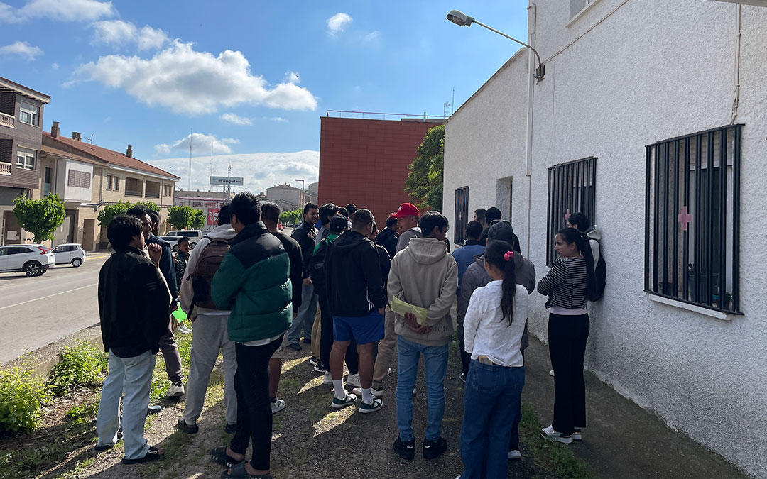El grupo de personas nepalíes esperando a ser atendidos por el equipo de Cruz Roja./ S.F.