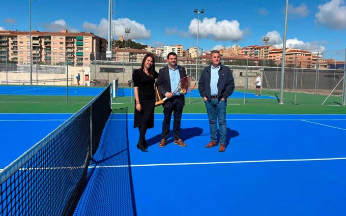 Alcañiz estrena dos pistas de tenis tras una década sin mejoras y devuelve a la escuela espacio para los entrenamientos