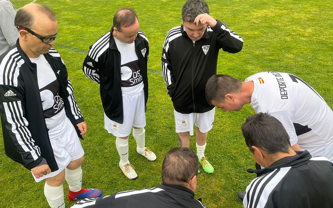 Los jugadores de la Liga DI recibiendo instrucciones / Cedida