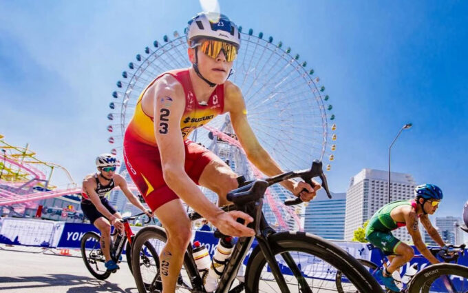 Izan Edo se mide con los referentes mundiales del triatlón y acaricia el TOP 10 en la World Series en Japón