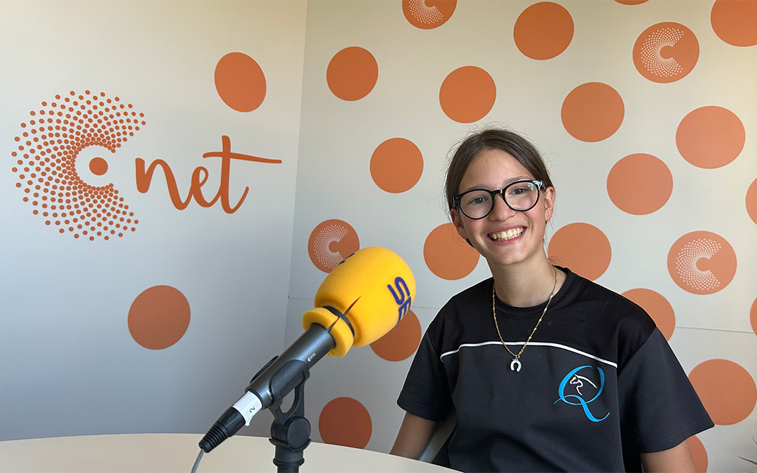 La alcañizana de 13 años Izarbe Benedí, subcampeona en el Campeonato de Euitación en el centro hípico de Utebo, en el estudio de Radio La Comarca./ L.O.