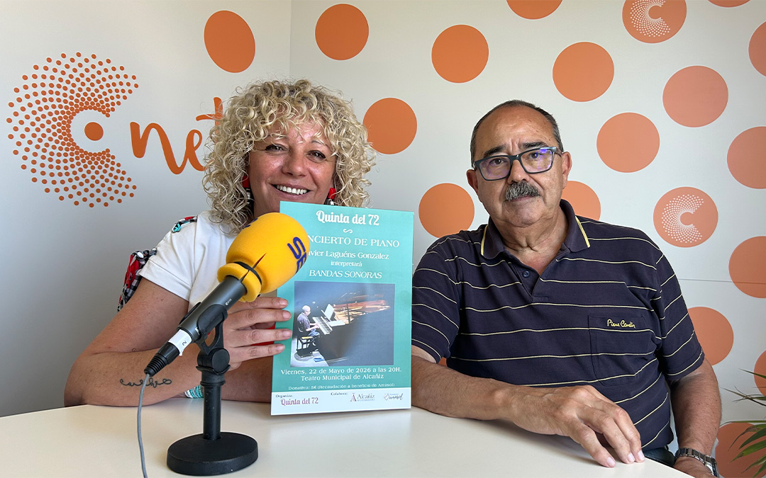 Macarena García, de la Fundación AMASOL y Javier Láguens, pianista, en el estudio de Radio La Comarca./ L.O.