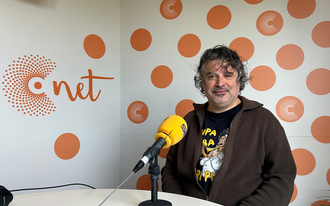 Jorge Pardo, músico alcañizano que forma parte de la Armenian National Philarmonic Orchestra, en el estudio de Radio La Comarca./ L.O.