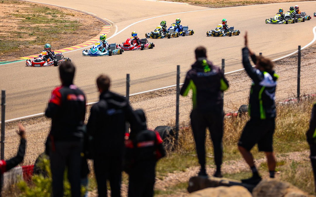 El público de Motorland Aragón animando al paso de los coches / Motorland Aragón