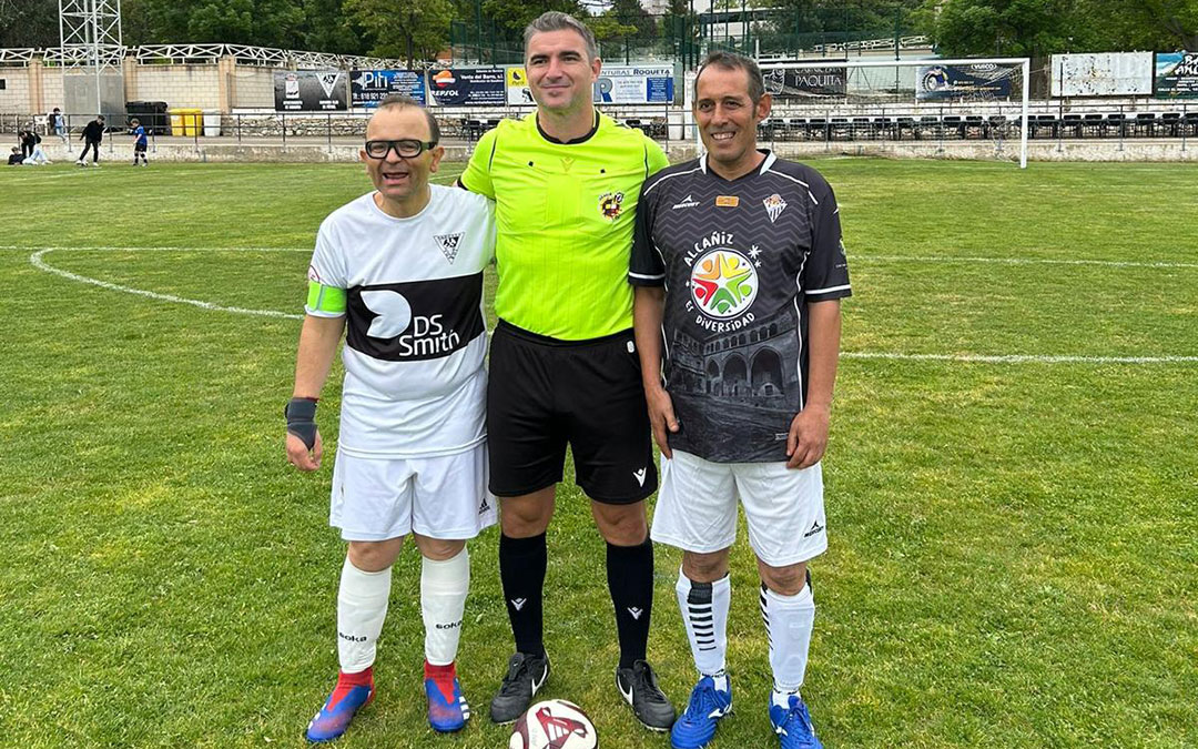 Los capitanes de los dos equipos junto al colegiado del partido / Cedida