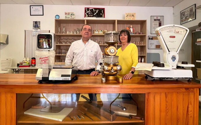 Cierra la única tienda de Puigmoreno tras 60 años: «Vendíamos de todo y estábamos siempre disponibles»