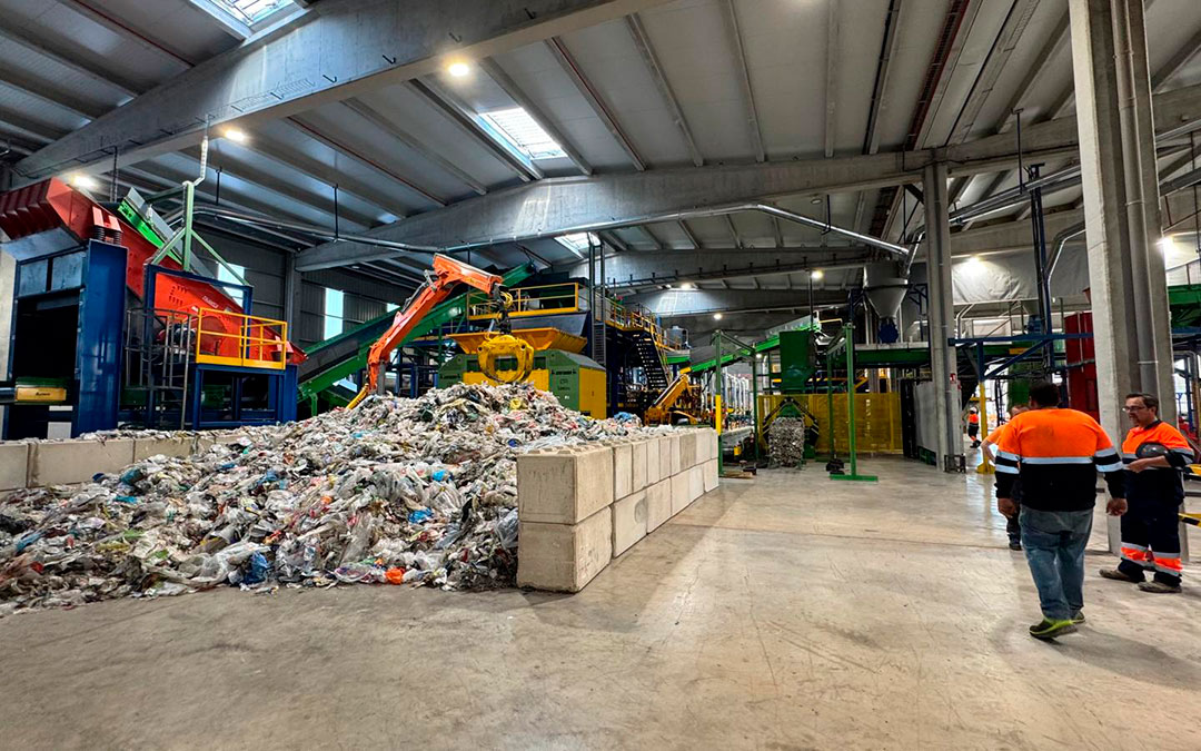 Interior de una de las fábricas de reciclaje que busca personal para incorporación inmediata. / Cedida