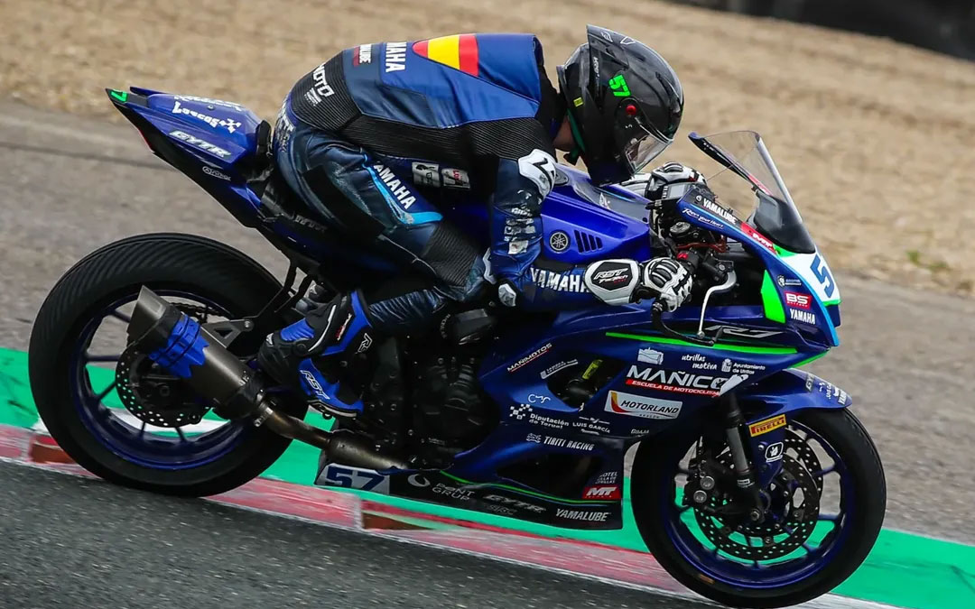 El piloto utrillense sobre su moto durante la primera prueba de la Copa Yamaha R7 / Raúl Navarrete