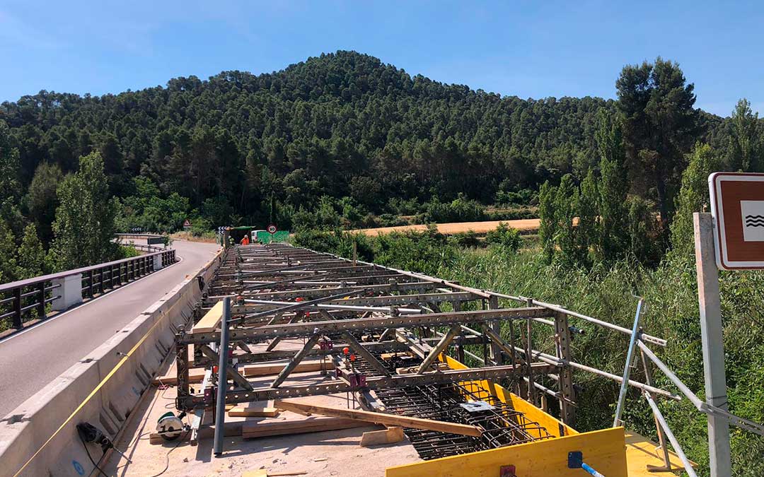 Obras de ampliación del puente sobre el río Tastavins antes de llegar a Valderrobres / Raquel García