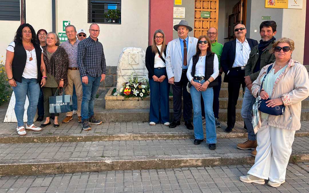 Participantes en la ofrenda floral frente a la Guardia Civil. / M.M.R.