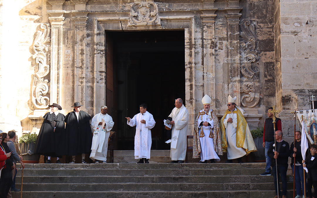 Llegada a la iglesia de Peñarroya de Tastavins de la Rogativa. Se celebra cada siete año para rememorar cuando en 1347 siete jóvenes vallibonenses encontraron en la vecina población del Matarraña a siete chicas con quienes casarse. / A.Z
