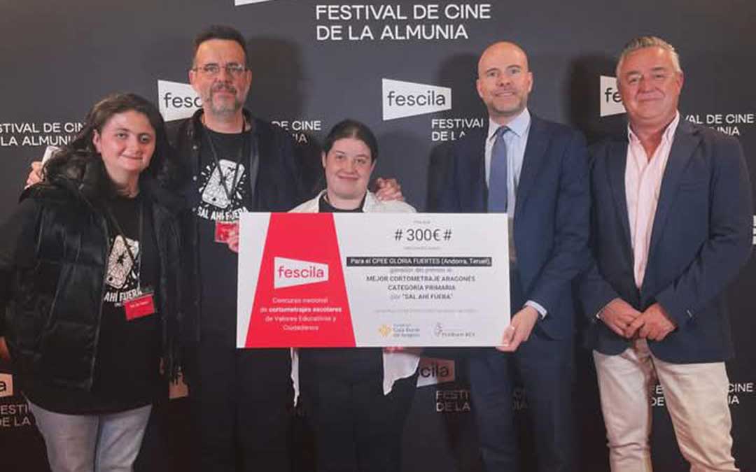 Entrega del cheque del premio de Festival de La Almunia. / CPEE GLORIA FUERTES