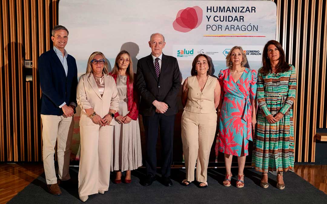 El consejero de Sanidad con las tres profesionales que reciben el reconocimiento a su trayectoria y otros representantes institucionales. / DGA